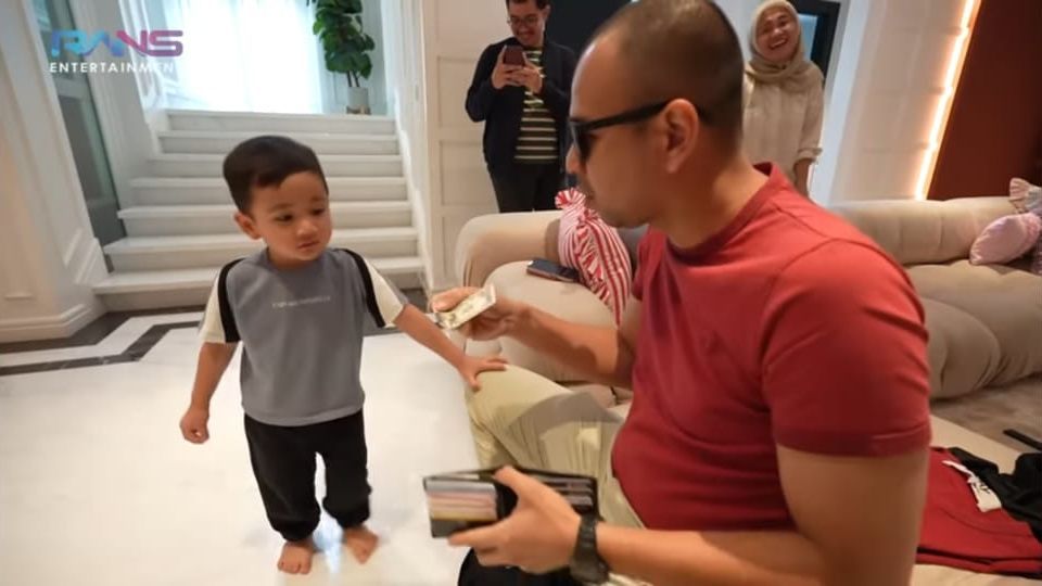 Potret Rayyanza Happy Banget Dapat Uang Dollar dari Raffi Ahmad, Celetukan Sus Rini Bikin Ngakak