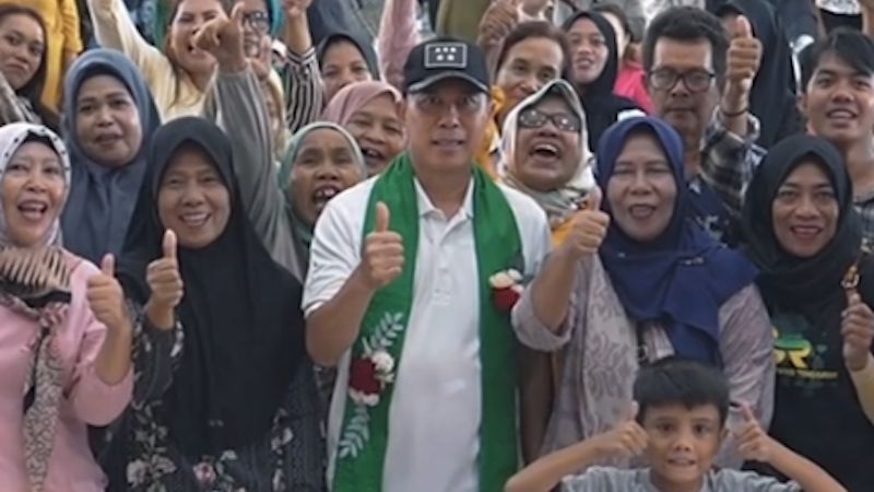 Bahagianya Emak-emak saat Dikasih Modal Usaha Jutaan Rupiah oleh Pensiunan Jenderal TNI, ‘Saya akan Lipat Gandakan’