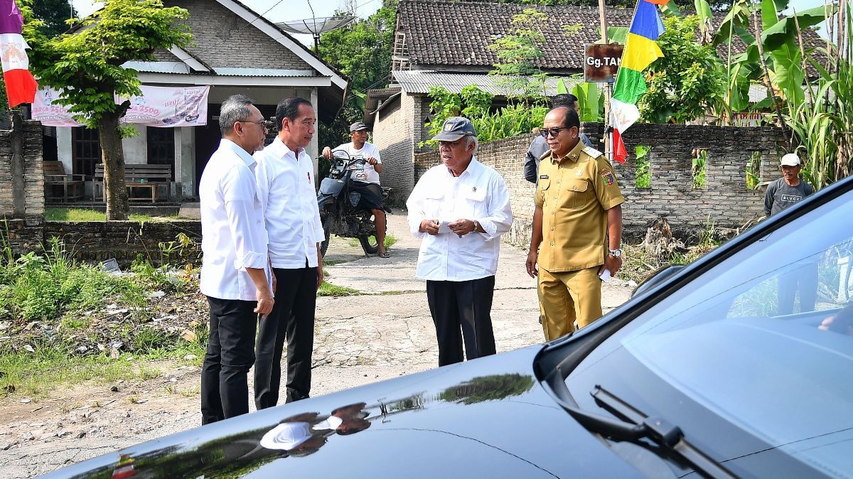 Momen Jokowi Mendadak Berhenti dan Turun dari Mobil Gara-Gara Jalan Rusak di Lampung Selatan