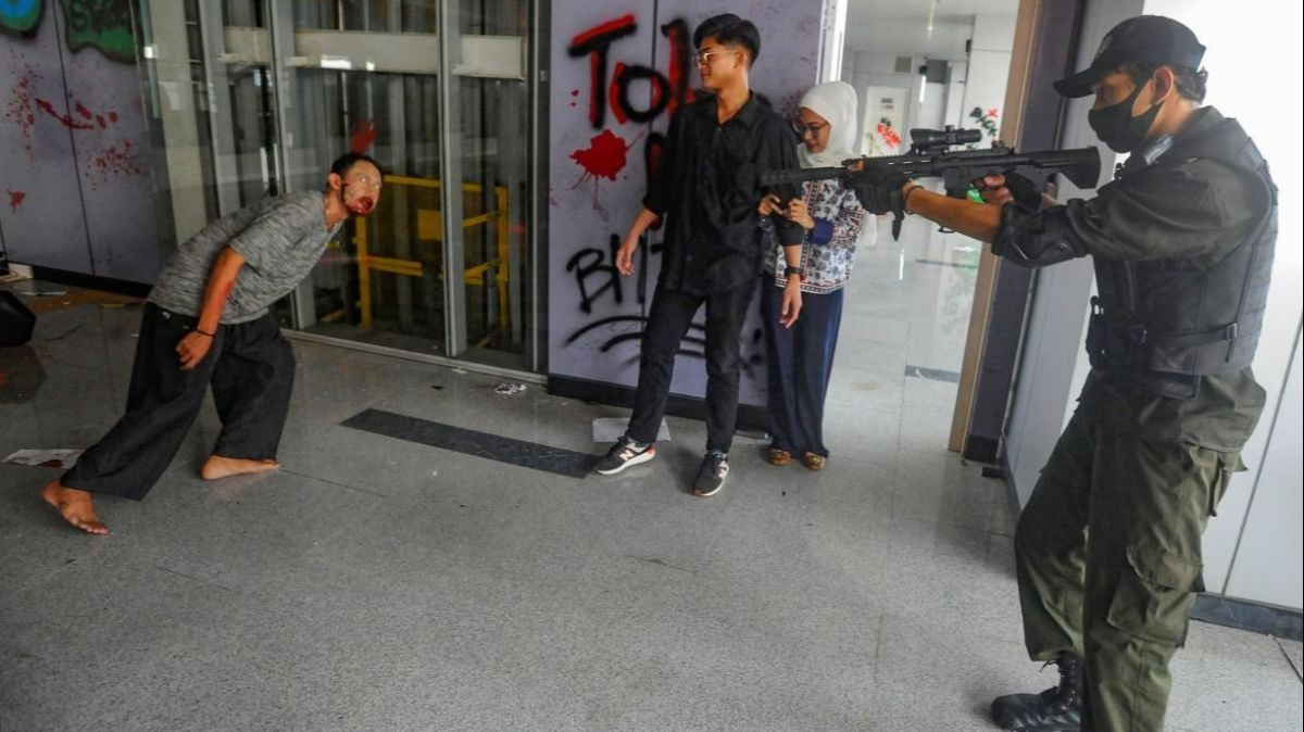 FOTO: Menguji Nyali Merasakan Sensasi Horor Dikejar Zombie Naik Kereta LRT di Stasiun Pegangsaan Dua