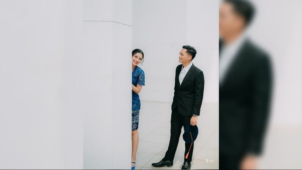 Bak Foto Prewed, ini Potret Kebersamaan Azriel Hermansyah dan Sarah Menzel di Acara Wisuda