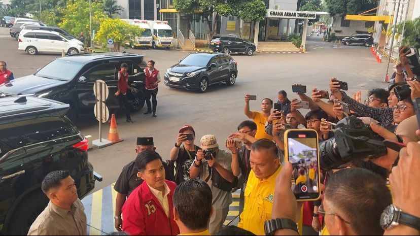 Tiba di DPP Golkar, Kaesang Hormat ke Sekjen Golkar Lodewijk Freidrich