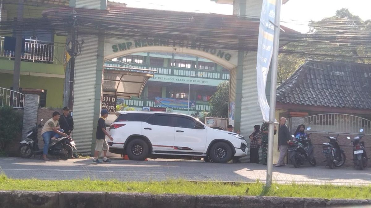 Anaknya Gagal Masuk SMP, Anggota Ormas di Bogor Diduga Blokade Gerbang Sekolah Pakai Fortuner