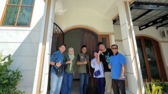 Bukti Sekeluarga Sukses Semua, 7 Foto Frans Faisal Kakak Fuji Beli Rumah Baru