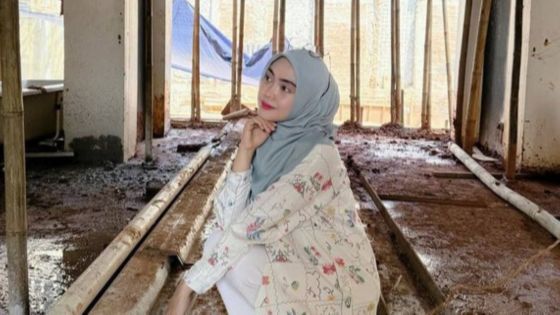 Sepatunya Bikin Salfok, 8 Foto Ria Ricis Kunjungi Proyek Pembangunan Rumah Barunya