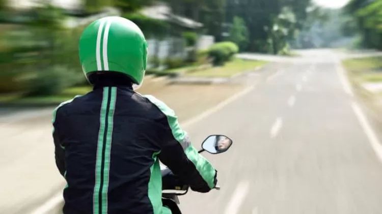 Kisah Haru Wanita Bantu Driver Ojol yang Alami Apes saat Berasnya Jatuh di Jalan, Penuh Makna Mendalam