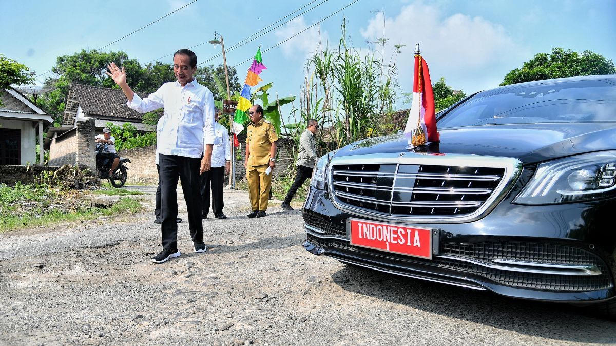 FOTO: Momen Rombongan Presiden Jokowi Berhenti Mendadak untuk Cek Jalan Rusak di Lampung