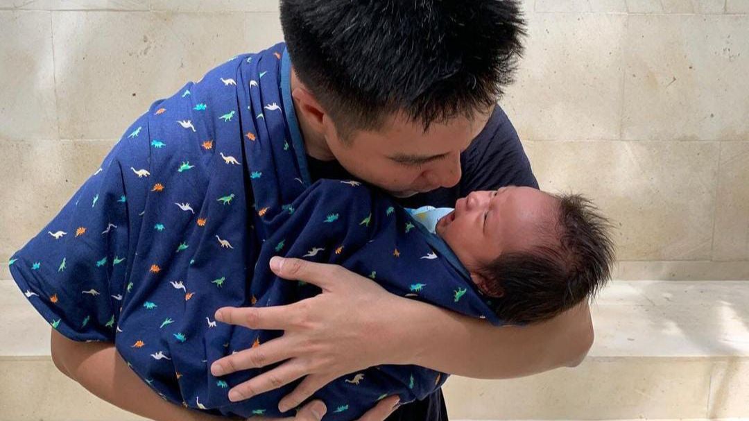 Rumah Tangga dengan Paula Verhoeven Dikabarkan Retak, Baim Wong Disorot Tiba-tiba Pamer Foto Gendong Bayi