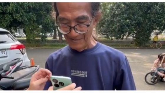 Momen Pelukis Asal Solo Berikan Lukisan untuk Willie Salim Ini Viral, Tuai Komentar Warganet