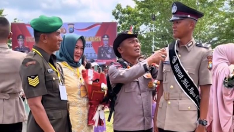 Ayah TNI Datang ke Acara Pelantikan Putranya, Dapat Nasehat dari Senior ‘Jangan Kau Aneh-aneh’