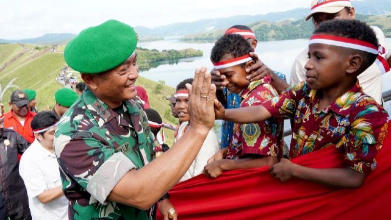 Bendera Merah Putih Sepanjang 1.000 Meter Dibentangkan di Bukit Tungkuwiri Papua