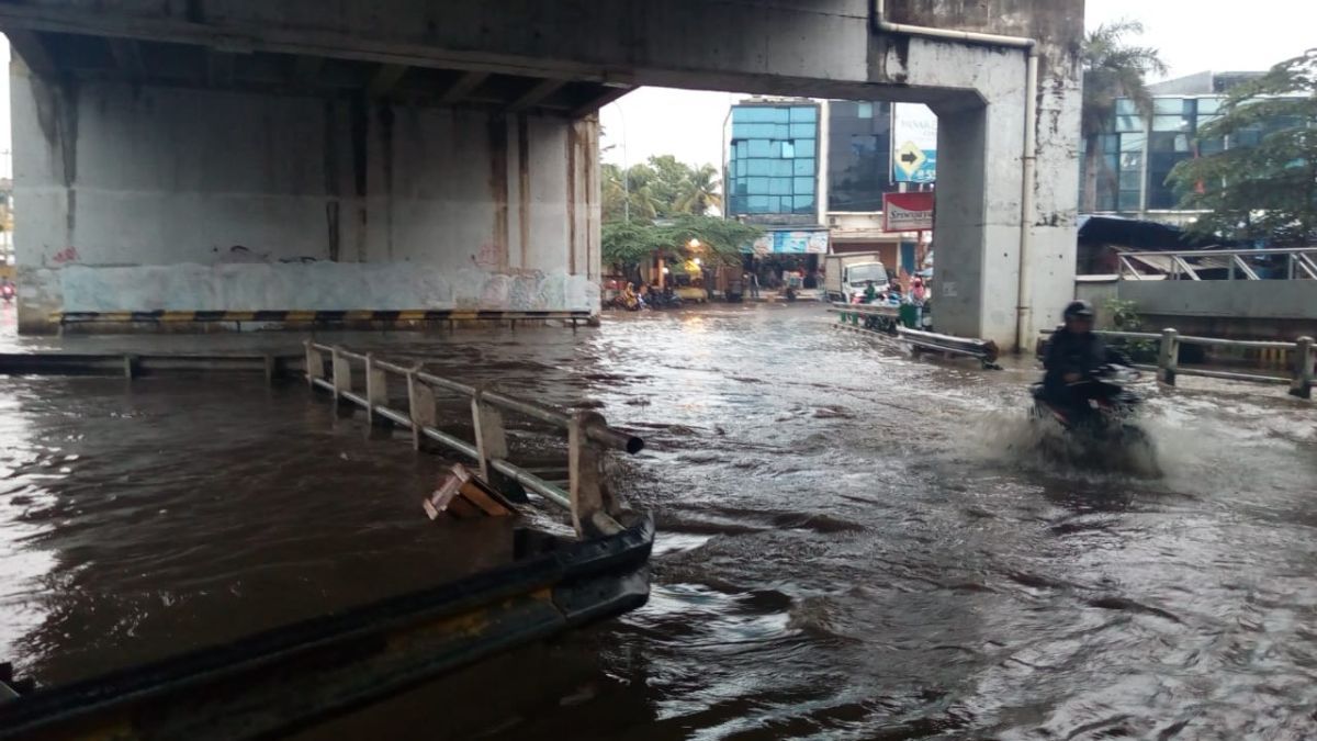 8 Tips Aman Mengendarai Motor di Jalan Banjir, Harus Hati-hati Biar Tak Mogok