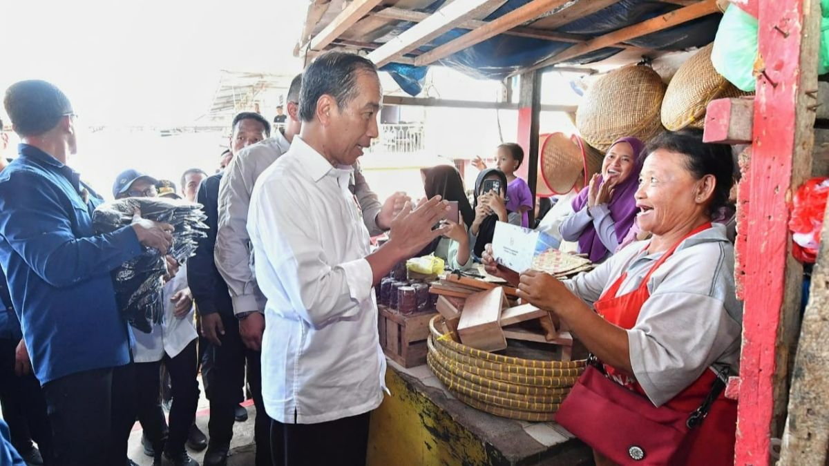 Jokowi Blusukan ke Pasar Kota Agung, Cek Harga dan Berikan Bantuan Modal Kerja