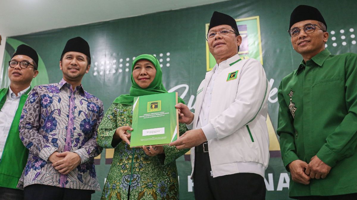 FOTO: Senyum Khofifah dan Emil Dardak Terima Dukungan PPP Jadi Cagub-Cawagub di Pilkada Jatim