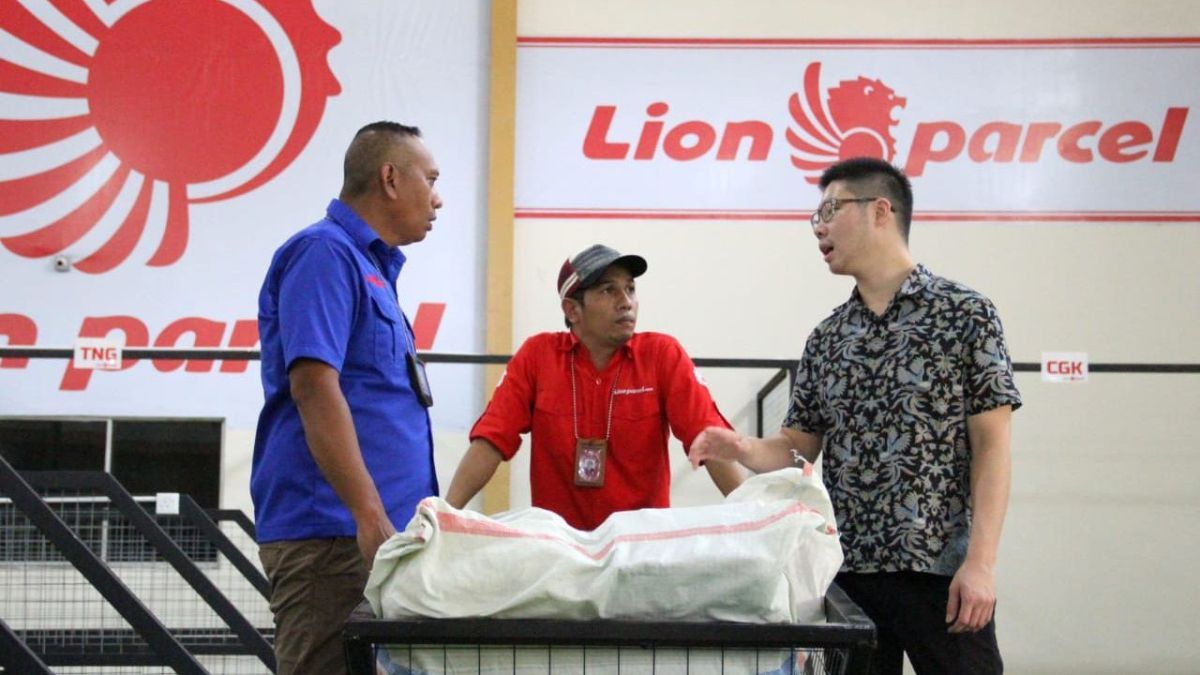 Jatuh Bangun Arifin Jadi Agen Pengiriman Barang, Dihantam Pandemi Hingga Dapat Liburan Gratis ke Jepang