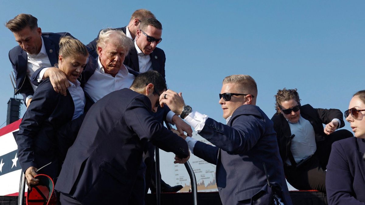 FOTO: Donald Trump Ditembak, Begini Aksi Pasukan Secret Service Langsung Siaga Perketat Keamanan