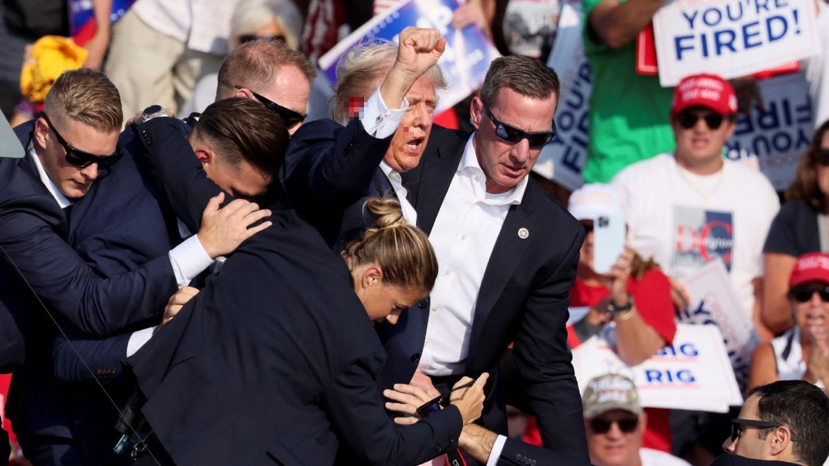 FOTO: Berdarah Akibat Ditembak, Donald Trump Tetap Berdiri Sampaikan Pidato Politik di Kampanye Pilpres AS