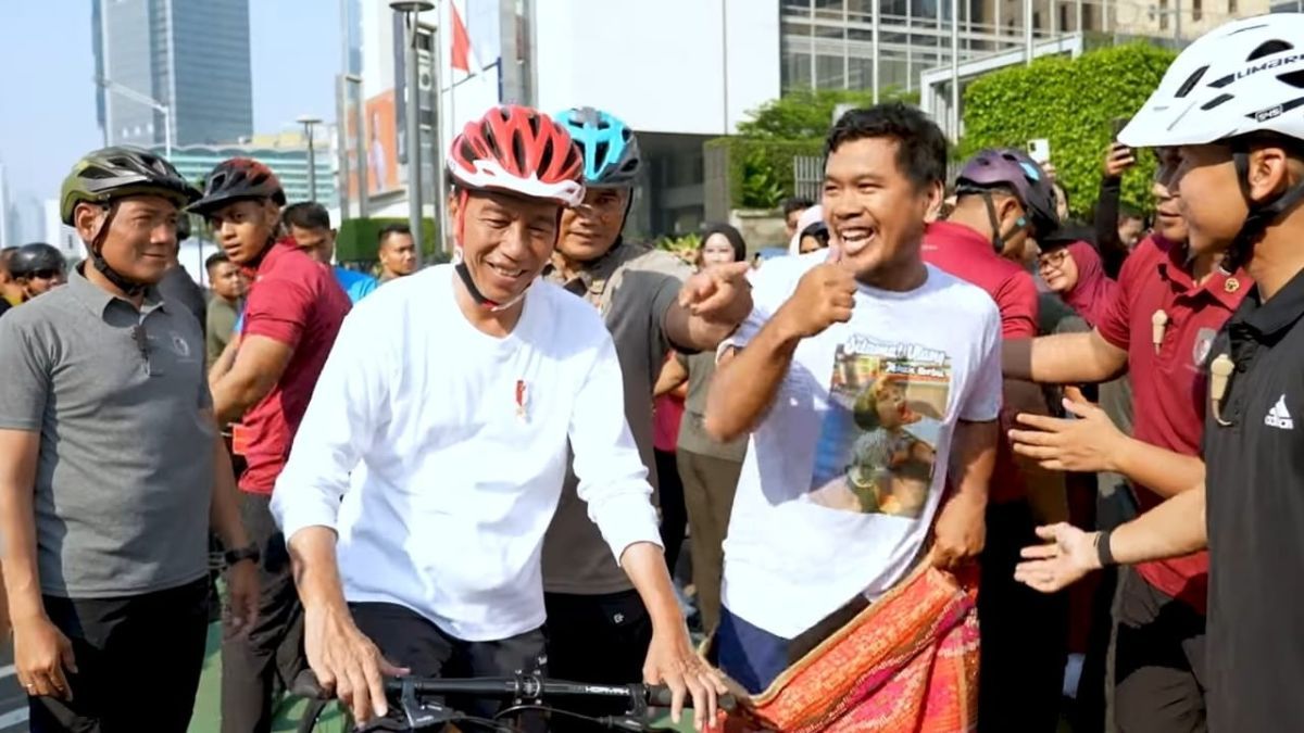 Momen Akrab Jokowi Bersama Warga Jakarta di CFD, Sampai Tanda Tangan Baju