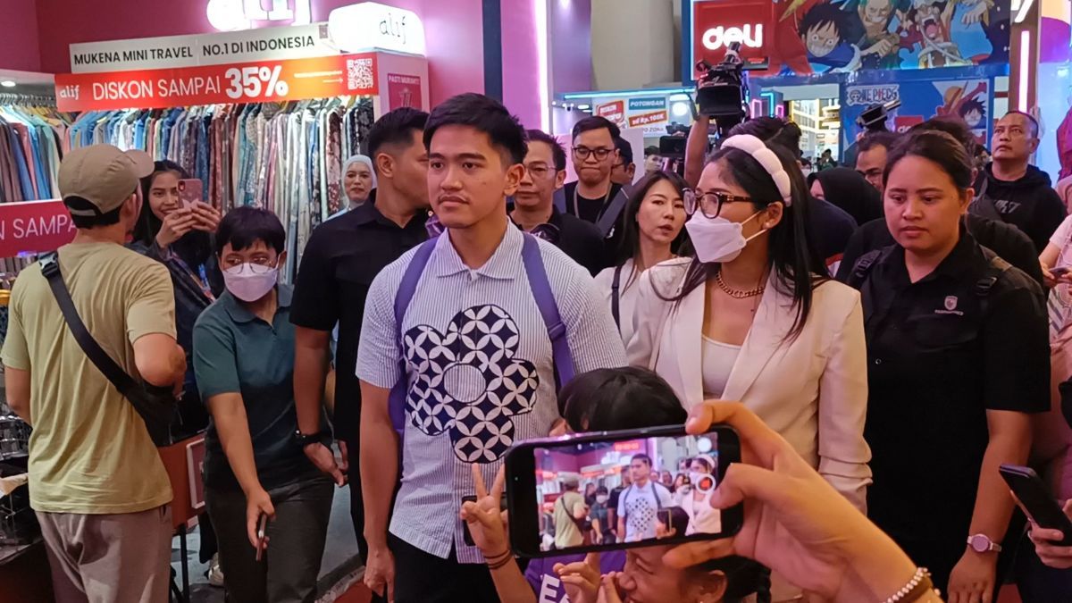 Gaya Kaesang Gendong Tas Besar Bergambar Snack Keliling PRJ Bareng Erina, Bikin Pengunjung Heboh