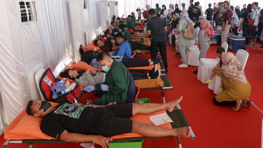 FOTO: Hari Donor Darah Sedunia, Ratusan Warga Donorkan Darah Secara Massal di Jakarta