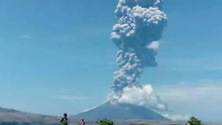 Gunung Semeru Alami Puluhan Kali Gempa Guguran 14 Juli 2024