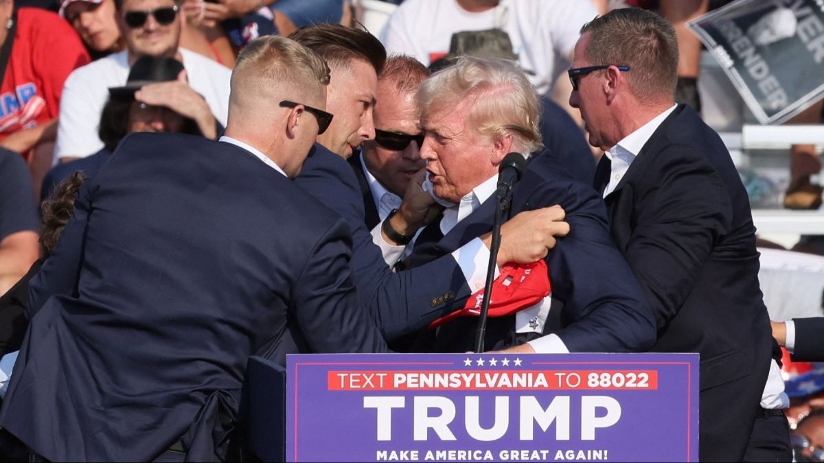 VIDEO: Momen Donald Trump Kepalkan Tangan Usai Ditembak, Secret Service Siaga Penuh