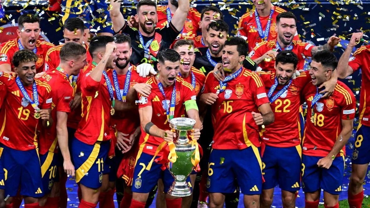 FOTO: Pesta Spanyol Rayakan Juara Euro 2024, Euforia Tim Asuhan Luis de la Fuente Meluap-Luap Angkat Trofi