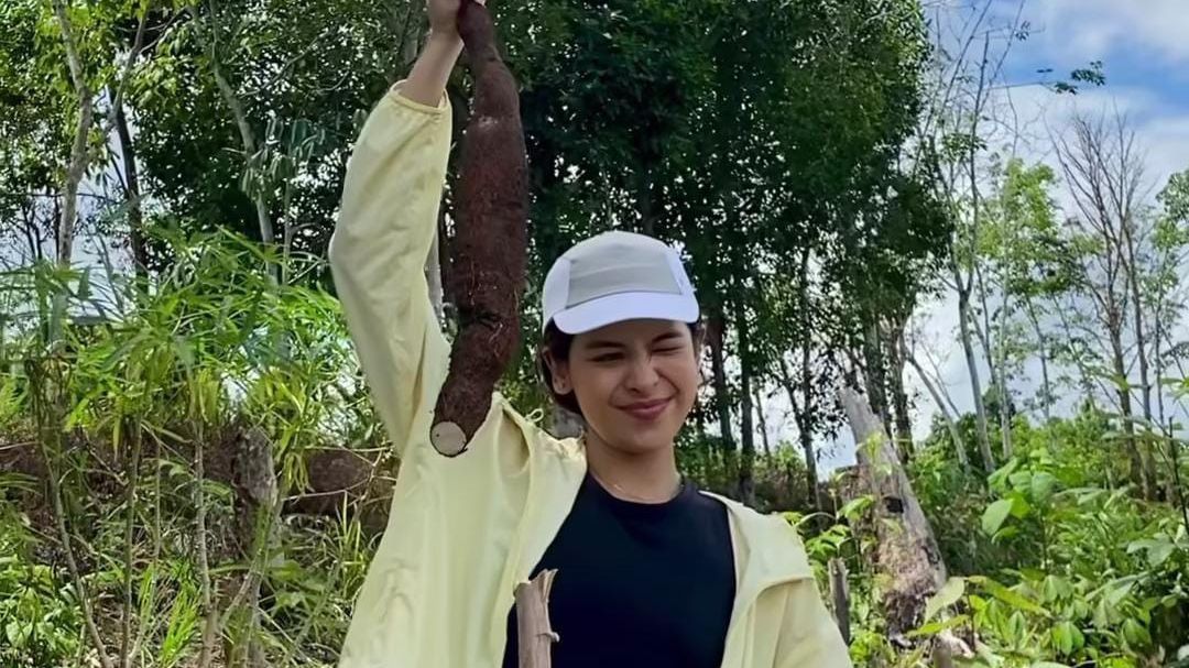 Potret Maudy Ayunda Cabut Singkong di Desa, Bahagia Bisa Rasakan Makanan Langsung Petik dari Kebun