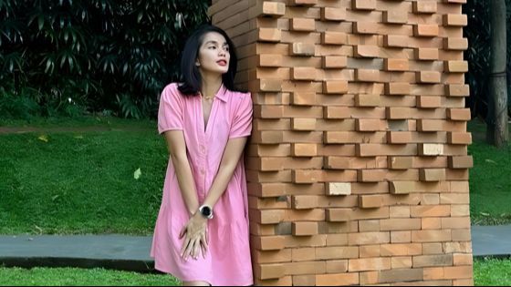 Potret Ussy Sulistiawaty Memukau Kenakan Dress Pink, Disebut Seperti Gadis ABG.