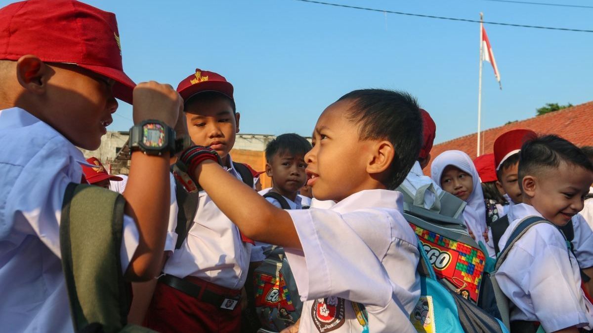 FOTO: Antusiasme Murid Kelas 1 SD Jawa Barat di Hari Pertama Masuk Sekolah