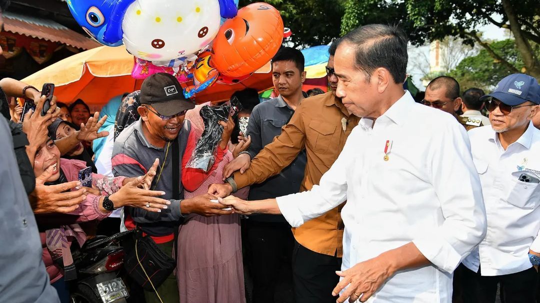 VIDEO: Celoteh Kocak Warga Saat Bertemu Jokowi di Tengah Pasar 