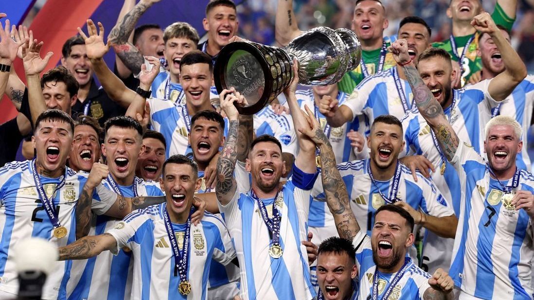 FOTO: Momen Argentina Juara Copa America 2024 hingga Martinez Raih Trofi Sepatu Emas