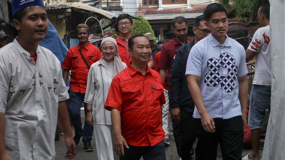 VIDEO: Gaya Kaesang Anak Jokowi Pakai Tas Gambar Snack Bareng Istri Keliling PRJ