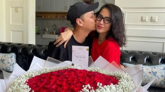 Anak Gadisnya Beri Kado Spesial, 8 Foto Kejutan Ulang Tahun Ussy Sulistiawaty