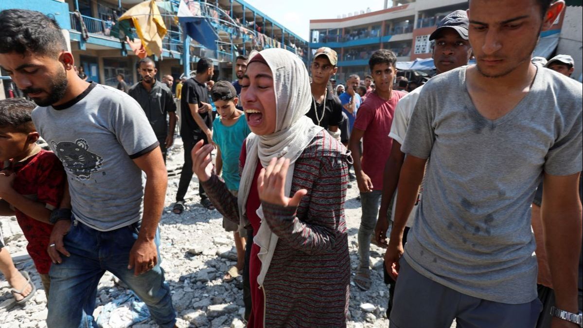 FOTO: Tangis Histeris Keluarga Meratapi Hancur Lebur Sekolah PBB untuk Pengungsi di Nusairat Gaza yang Dibom Israel