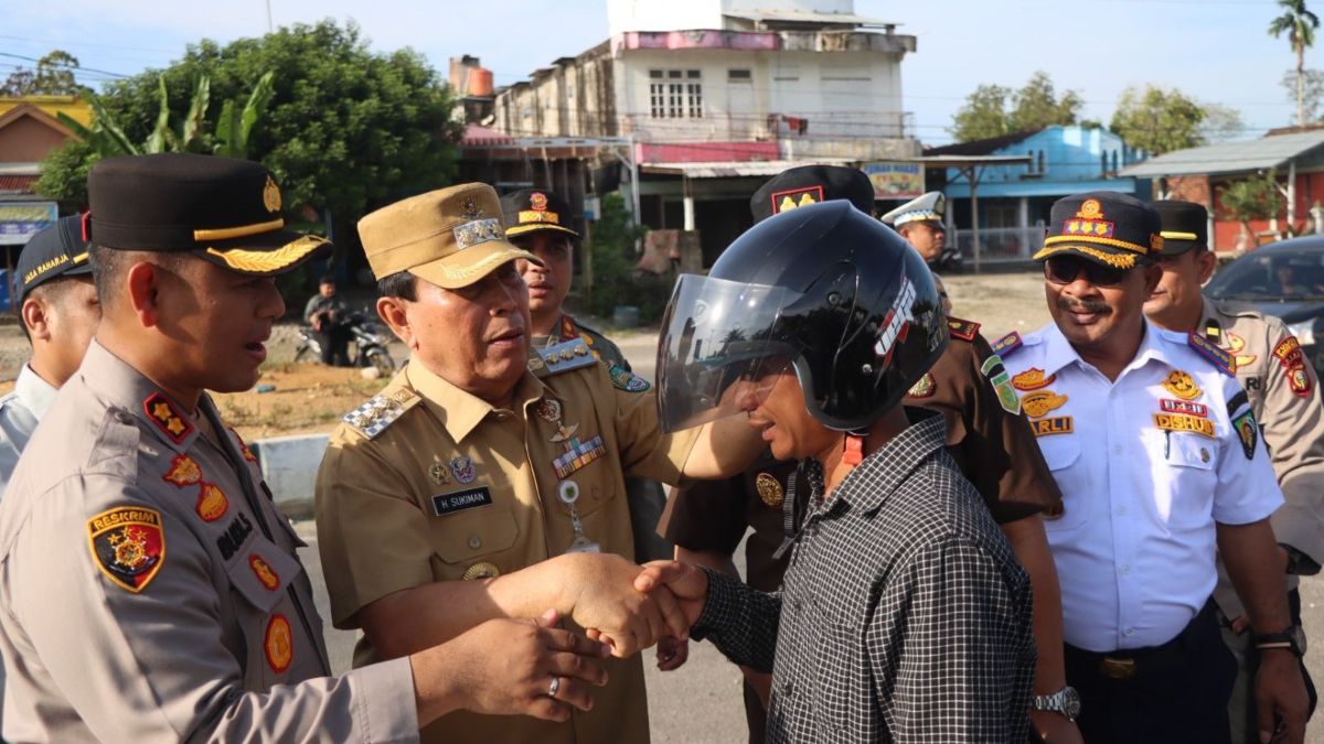 Operasi Patuh Lancang Kuning 2024, Kapolres dan Bupati Rokan Hulu Bagikan Helm Gratis