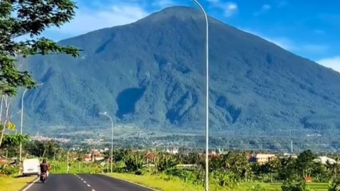 Pesona Jalur Jalbar di Kuningan, Bak Lukisan dengan Pemandangan Gunung Ciremai yang Megah