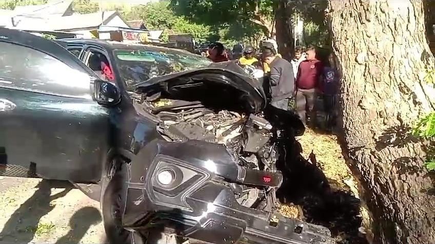 Mengantuk, ABG 15 Tahun Kendarai Fortuner Kecelakaan di Situbondo