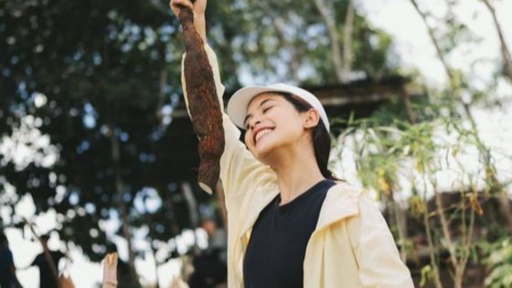 Meramban Daun di Hutan Kalimantan, 8 Foto Maudy Ayunda Panen Singkong