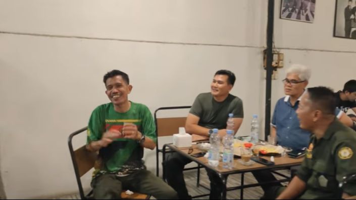 Santai Sambil Menikmati Kopi di Cafe, Mayjen Kunto Terhibur Pengamen Bawakan Lagu Nike Ardilla 'Senyum dong Jangan Sedih'