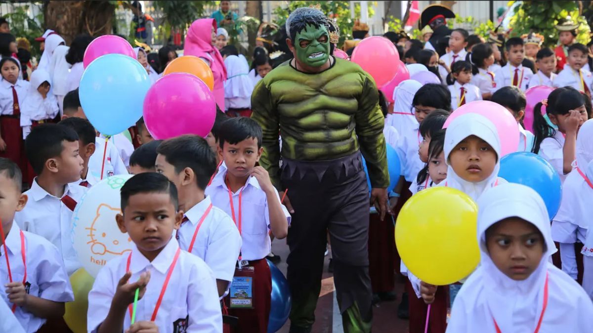 Momen Seru MPLS di Kota Surabaya, Kepala Sekolah dan Guru Dandan Jadi Hulk hingga Spiderman