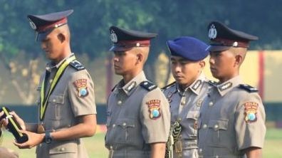 Bapaknya Jenderal Marinir TNI AL Anaknya Jadi Bintara Polri, Momen Peluk Cium Kelulusan Penuh Haru