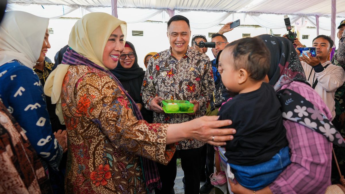 Momen Istri Mendagri Suapi Anak Stunting di Lebak