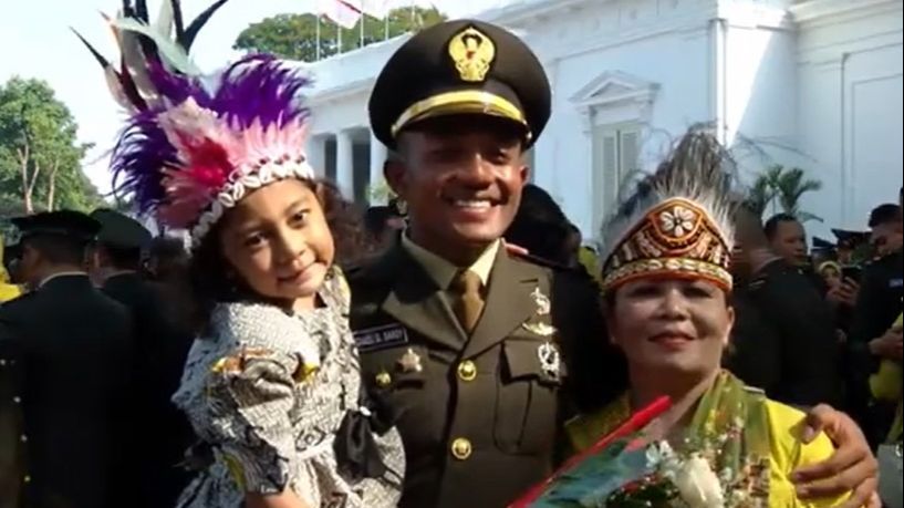 VIDEO: Merinding! Tangis Haru Perwira TNI-Polri Dipelukan Orangtua Usai Dilantik Presiden Jokowi