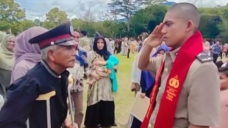 Viral Polisi Gendong Ayah yang Sakit di Momen Pelantikannya, Aksinya Tuai Pujian