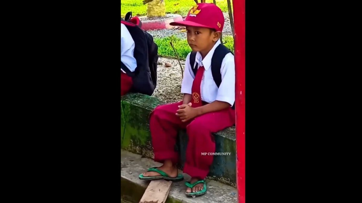 Senyum Manis Firdaus, Bocah SD yang Masuk Sekolah Pakai Sandal Jepit karena Orangtua Belum Punya Uang