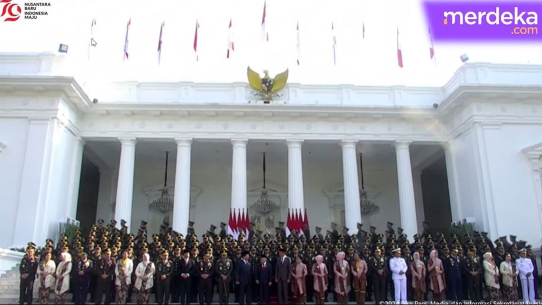 VIDEO: Prabowo Sampai Nengok, Momen Gagah 906 Perwira TNI-Polri Foto Bareng Presiden Jokowi