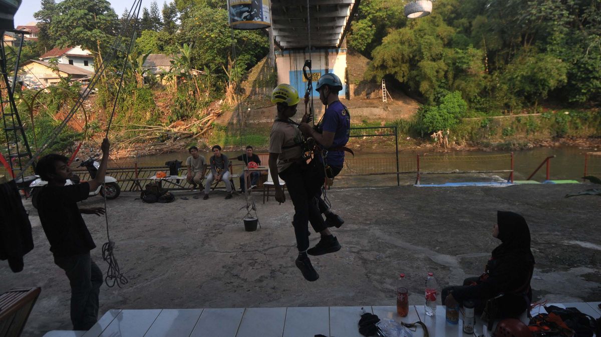 FOTO: Mengintip Latihan Upaya Penyelamatan Diri di Pinggiran Kali Ciliwung