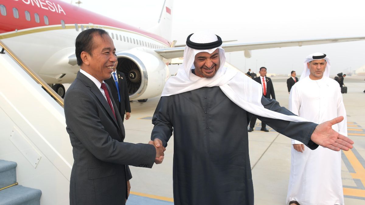 Tiba di Abu Dhabi, Jokowi Disambut Presiden MBZ di Bandara Zayed