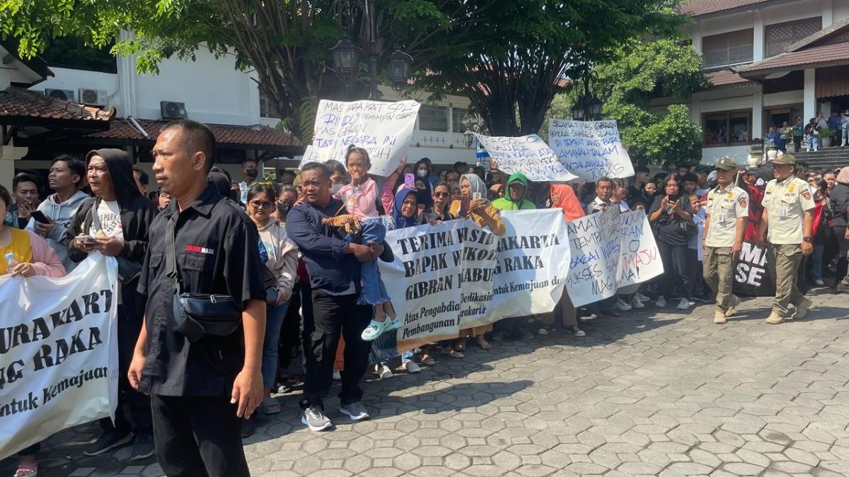 Gibran Hadiri Sidang Paripurna Pengunduran Diri, Warga hingga ASN Penuhi Halaman Gedung DPRD